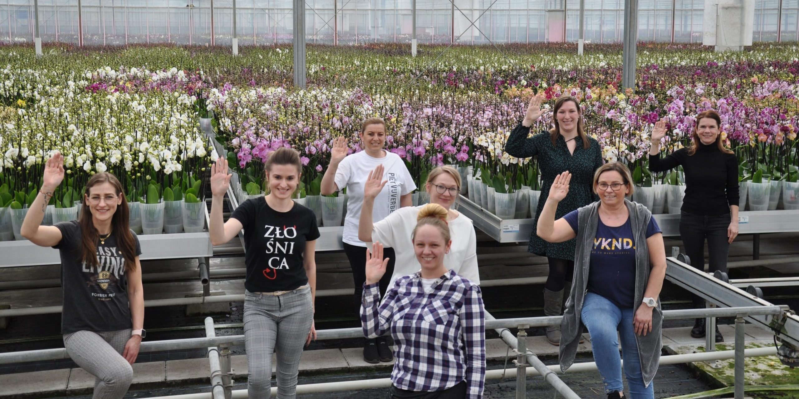 2021-03-05, Vrouwendag, dames met opgestoken handen