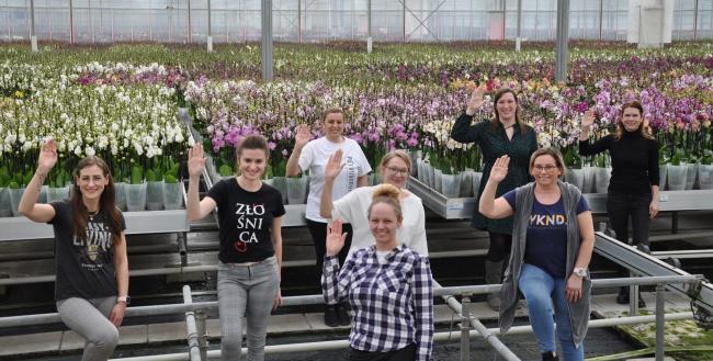 2021-03-05, Vrouwendag, dames met opgestoken handen
