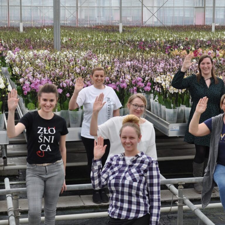 2021-03-05, Vrouwendag, dames met opgestoken handen