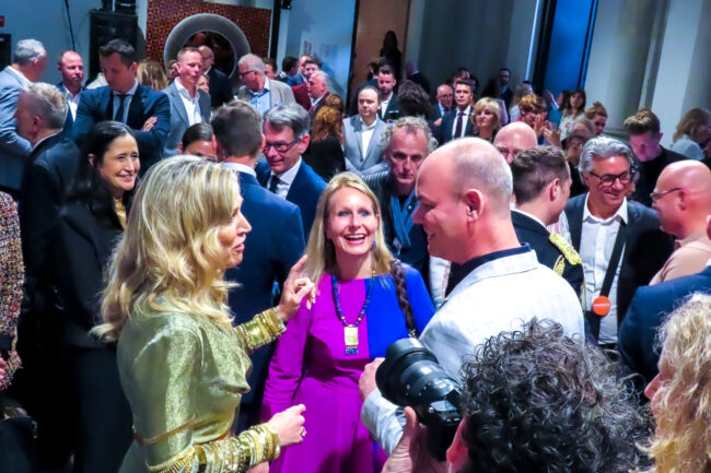 Koningin Máxima met kweker Alex Duindam en Mascha Baak consul-generaal in Milaan