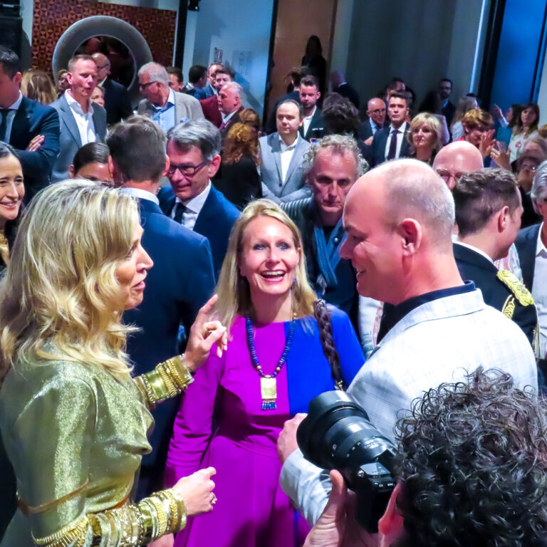 Koningin Máxima met kweker Alex Duindam en Mascha Baak consul-generaal in Milaan